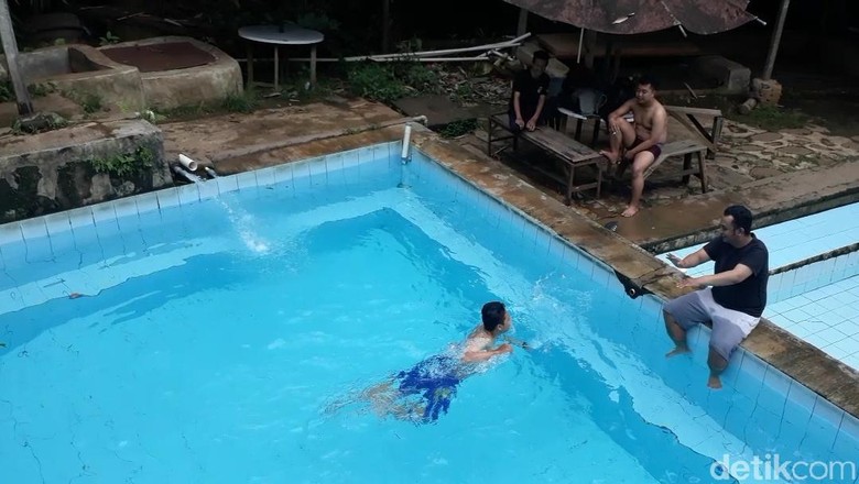 Air di kolam renang ini tidak pakai kaporit (Wisma/detikTravel) Air di kolam renang ini tidak pakai kaporit (Wisma/detikTravel)