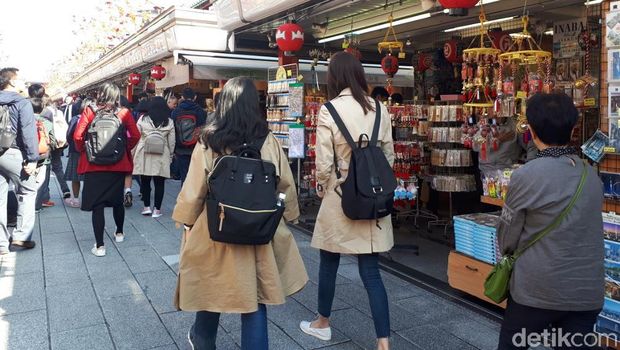 Pusat Oleh-oleh di Kuil Tertua Jepang Pakai CCTV