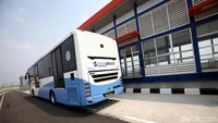 Bus TransJakarta melintas di depan halte CSW yang belum beroperasi.