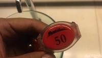 Gelang berwarna merah ini ditemukan di salah satu loker.