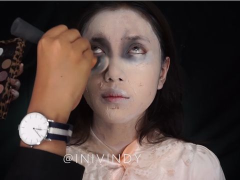 Halloween, Beauty Vlogger Ini Bikin Makeup Seram ala Ibu Pengabdi Setan