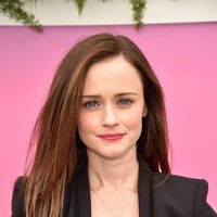 Mungkin Anda bertanya, apa rahasia di balik wajah Alexis yang awet muda? Brigitte Beasse, ahli kecantikan yang berhasil membuat wajah Alexis tak lekang oleh usia. (Foto: Getty Images)