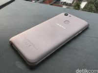 Menggenggam Oppo F5, Jagoan Selfie Berlayar Penuh