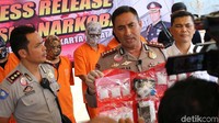 Kapolres Metro Jakarta Pusat, Kombes Suyudi Ario Seto menunjukan barang bukti narkoba jenis sabu beserta komplotan pengedarnya di Lapangan Monas, Jakarta, Selasa (31/10).