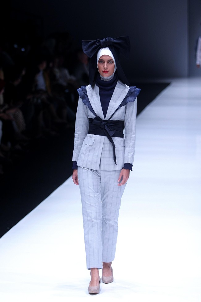 Koleksi terbaru label ETU dari Restu Anggraini yang mengangkat tema Interdecadal di Jakarta Fashion Week 2018, Senayan City, Jakarta, Senin (23/10/2017). Foto: Mohammad Abduh/Wolipop