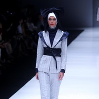 Koleksi terbaru label ETU dari Restu Anggraini yang mengangkat tema Interdecadal di Jakarta Fashion Week 2018, Senayan City, Jakarta, Senin (23/10/2017). Foto: Mohammad Abduh/Wolipop