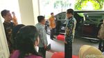 Foto: Jokowi Serahkan Undangan Pernikahan Kahiyang ke Wapres JK
