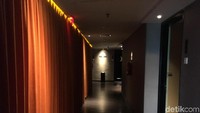 Suasana temaram di lorong-lorong lantai 7 Hotel Alexis.