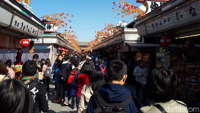 Pusat Oleh-oleh di Kuil Tertua Jepang Pakai CCTV