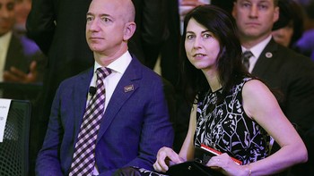 MacKenzie mempersilakan suaminya mengikuti passion-nya walaupun harus meninggalkan pekerjaannya yang prestisius. Mereka pindah ke Seattle dan mendirikan Amazon. MacKenzie pun menjadi salah satu pegawai pertama Amazon. Singkat cerita, Amazon sukses besar, menjelma menjadi toko online raksasa dan terkenal. Foto: istimewa