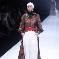 Norma Hauri merilis koleksi baju muslim yang terinspirasi Jacqueline Kennedy di Jakarta Fashion Week 2018, Senayan City, Jakarta, Senin (23/10/2017). Foto: Mohamamd Abdhu/Wolipop