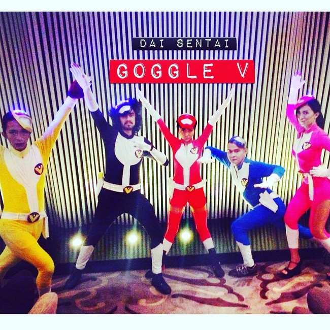 Datang ke pesta Halloween bersama sahabat? Buat grup kamu jadi lebih menonjol ala Amink dan teman-temannya dengan berdandan ala 5 jagoan Goggle 5.Foto: Dok. Instagram