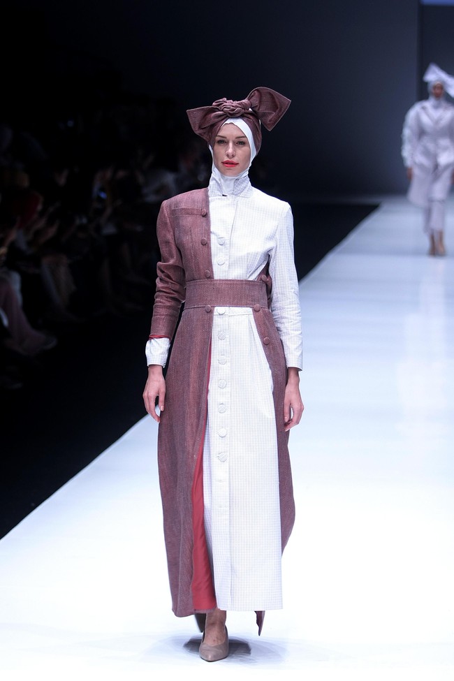 Koleksi terbaru label ETU dari Restu Anggraini yang mengangkat tema Interdecadal di Jakarta Fashion Week 2018, Senayan City, Jakarta, Senin (23/10/2017). Foto: Mohammad Abduh/Wolipop