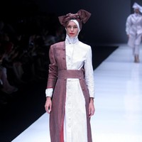 Koleksi terbaru label ETU dari Restu Anggraini yang mengangkat tema Interdecadal di Jakarta Fashion Week 2018, Senayan City, Jakarta, Senin (23/10/2017). Foto: Mohammad Abduh/Wolipop