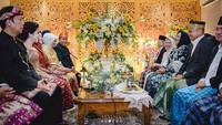 Mereka memakai adat Bengkulu dalam prosesi tersebut. (Dok. Instagram/tityhatta)