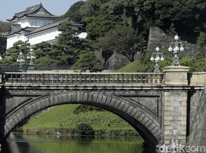Berenang di Selokan Istana Kaisar Jepang, Pria Ini Diciduk Aparat