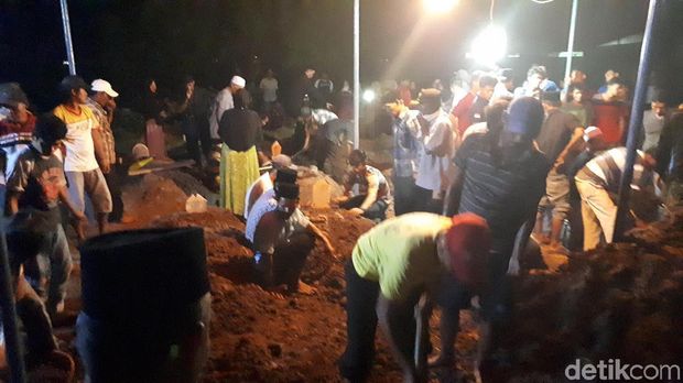Suasana pemakaman para korban