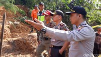 BPBD bersama Muspika Kecamatan Rancabali akan segera membersihkan material longsoran.