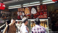 Selama perjalanan menuju ke kuil, berjejer penjual pernak-pernik khas Jepang. Ada topeng khas Jepang, pakaian, hingga beragam suvenir lainnya yang khas Negeri Sakura ini. (Rois/detiktravel)