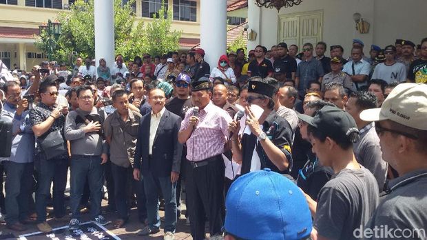 Massa ditemui salah satu anggota DPRD DIY