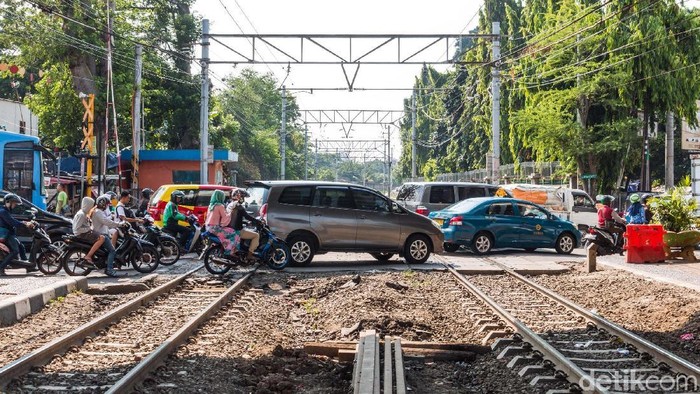 Perlintasan sebidang kereta api di Jalan KH Mas Mansyur, Tanah Abang, Jakarta Pusat rencananya akan segera ditutup. Hal ini karena perlintasan tersebut dianggap berbahaya.