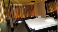Di sini terdapat kamar-kamar berukuran cukup besar dan agak kecil dilengkapi pendingin udara atau AC.