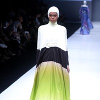 Norma Hauri merilis koleksi baju muslim yang terinspirasi Jacqueline Kennedy di Jakarta Fashion Week 2018, Senayan City, Jakarta, Senin (23/10/2017). Foto: Mohamamd Abdhu/Wolipop