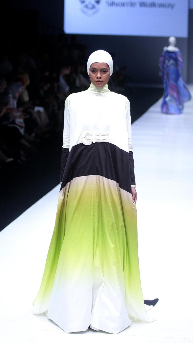 Norma Hauri merilis koleksi baju muslim yang terinspirasi Jacqueline Kennedy di Jakarta Fashion Week 2018, Senayan City, Jakarta, Senin (23/10/2017). Foto: Mohamamd Abdhu/Wolipop