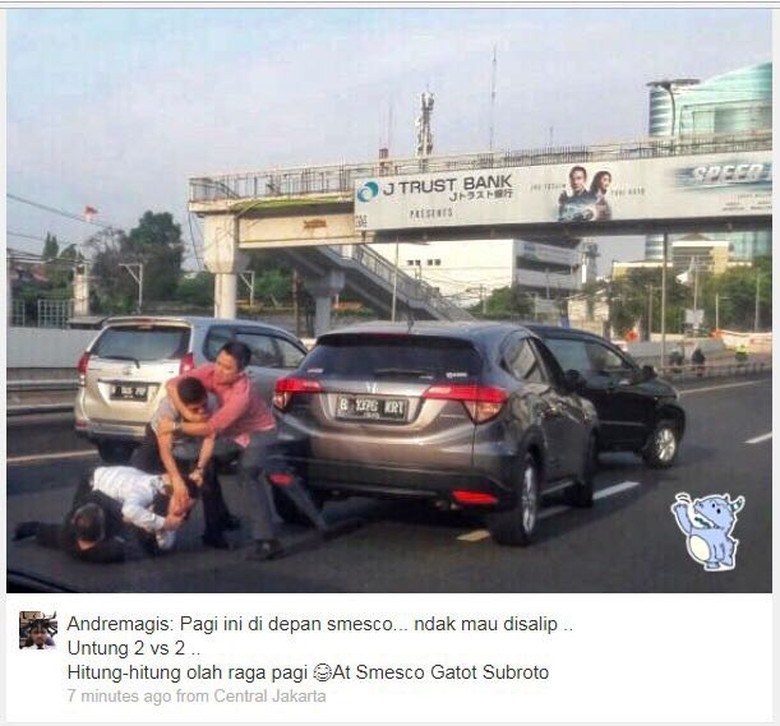 Pengendara mobil berkelahi di Tol dalam kota Foto: Dok. Istimewa (Andremagis) Pengendara mobil berkelahi di Tol dalam kota Foto: Dok. Istimewa (Andremagis)