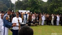 31 Oktober 2017. Taruna AL, Rahmatsah Adi Putera, diajari Jokowi memanah di halaman Istana Bogor dalam peringatan Hari Sumpah Pemuda. (Foto: Bagus-detikcom)