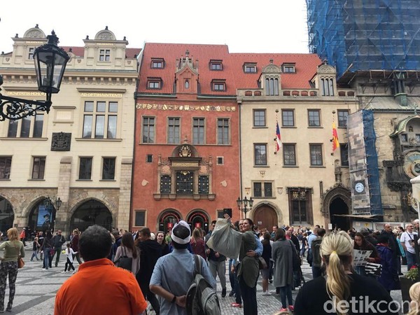 detikTravel beberapa waktu berkunjung ke Praha di Ceko. Terletak tepat di pusat kotanya, inilah Old Town Square yang selalu ramai turis (Iin Yumiyanti/detikTravel)