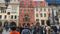 detikTravel beberapa waktu berkunjung ke Praha di Ceko. Terletak tepat di pusat kotanya, inilah Old Town Square yang selalu ramai turis (Iin Yumiyanti/detikTravel)