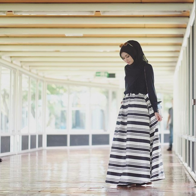 Tampil semi formal dengan rok panjang seperti Shella Alaztha. Selebgram yang pernah menjadi Juara 1 Hijab Hunt 2012 itu memadukan blouse hitam dan striped long skirt.  Foto: Dok. Instagram