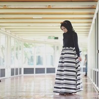Tampil semi formal dengan rok panjang seperti Shella Alaztha. Selebgram yang pernah menjadi Juara 1 Hijab Hunt 2012 itu memadukan blouse hitam dan striped long skirt.  Foto: Dok. Instagram