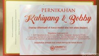 Ada juga stiker untuk ditempel di kaca mobil. Stiker itu bertuliskan Pernikahan Kahiyang & Bobby (Foto: Ray Jordan/detikcom)