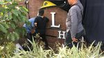 Foto:  Melihat Lebih Dekat Plang Hotel Alexis Dipreteli Petugas