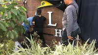 Kemarin, plang hotel ini hanya ditutup kain hitam tebal.