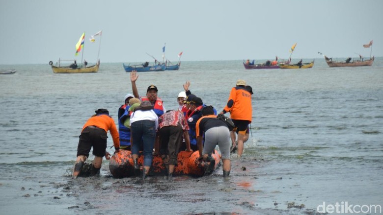 Saat Bupati Rembang Nyebur Ke Lumpur Pantai Wates Yang Bau