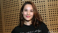 Senyuman manis selalu diberikannya saat berpose di depan kamera. Pool/Palevi S/detikFoto.