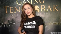Di acara premiere film horor pertamanya itu, Niki memilih tampil dengan kaus dan rok hitam panjang. Pool/Noel/detikFoto.