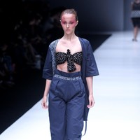 Koleksi busana POP.U by Populo batik mengangkat tema bertajuk Fashion Fusion di Jakarta Fashion Week 2018, Senayan City, Jakarta, Selasa (24/10/2017). Foto: Mohammad Abduh/Wolipop