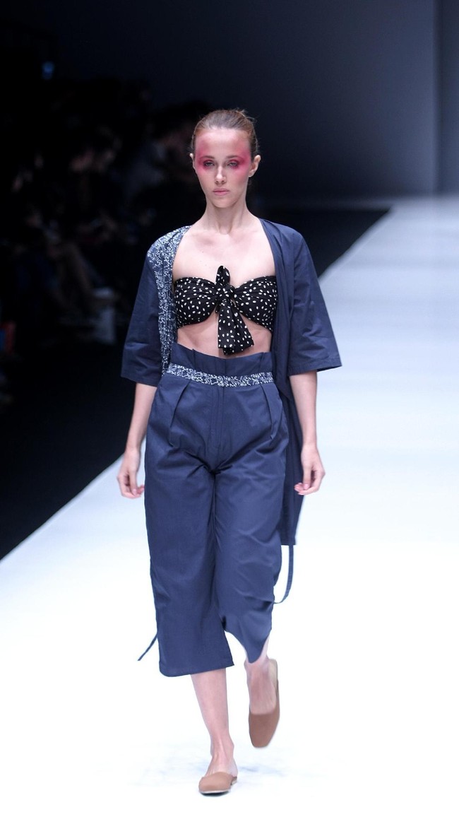 Koleksi busana POP.U by Populo batik mengangkat tema bertajuk Fashion Fusion di Jakarta Fashion Week 2018, Senayan City, Jakarta, Selasa (24/10/2017). Foto: Mohammad Abduh/Wolipop