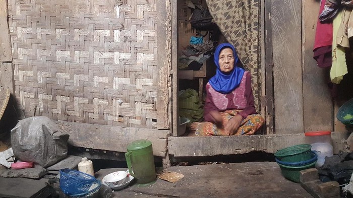 Nenek Sodah Hidup Sebatang Kara di Gubuk Reyot di Banten