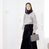 Gaya selebgram Iymel akan membuat penampilan lebih eksentrik. Konsep monokrom dalam perpaduan blouse modifikasi serta rok lipit velvet membuat penampilan terlihat beda. Gaya hijab ini juga cocok direfleksikan untuk ke kantor. Foto: Dok. Instagram