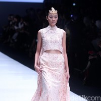 koleksi Barli Asmara yang menampilkan keindahan batik Jambi dengan mengusung tema Jambi Kain Negriku di Jakarta Fashion Week 2018, Senayan City, Jakarta. Senin (23/10/2017). foto: Mohammad Abduh/Wolipop
