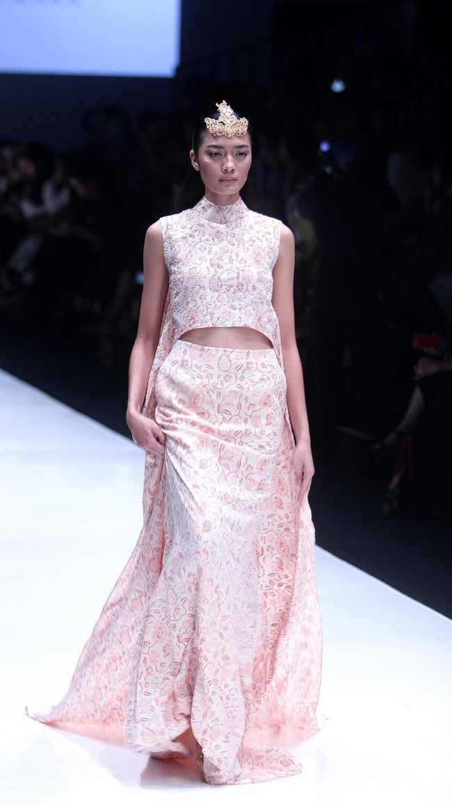 koleksi Barli Asmara yang menampilkan keindahan batik Jambi dengan mengusung tema Jambi Kain Negriku di Jakarta Fashion Week 2018, Senayan City, Jakarta. Senin (23/10/2017). foto: Mohammad Abduh/Wolipop