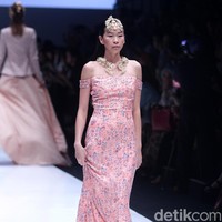 koleksi Barli Asmara yang menampilkan keindahan batik Jambi dengan mengusung tema Jambi Kain Negriku di Jakarta Fashion Week 2018, Senayan City, Jakarta. Senin (23/10/2017). foto: Mohammad Abduh/Wolipop