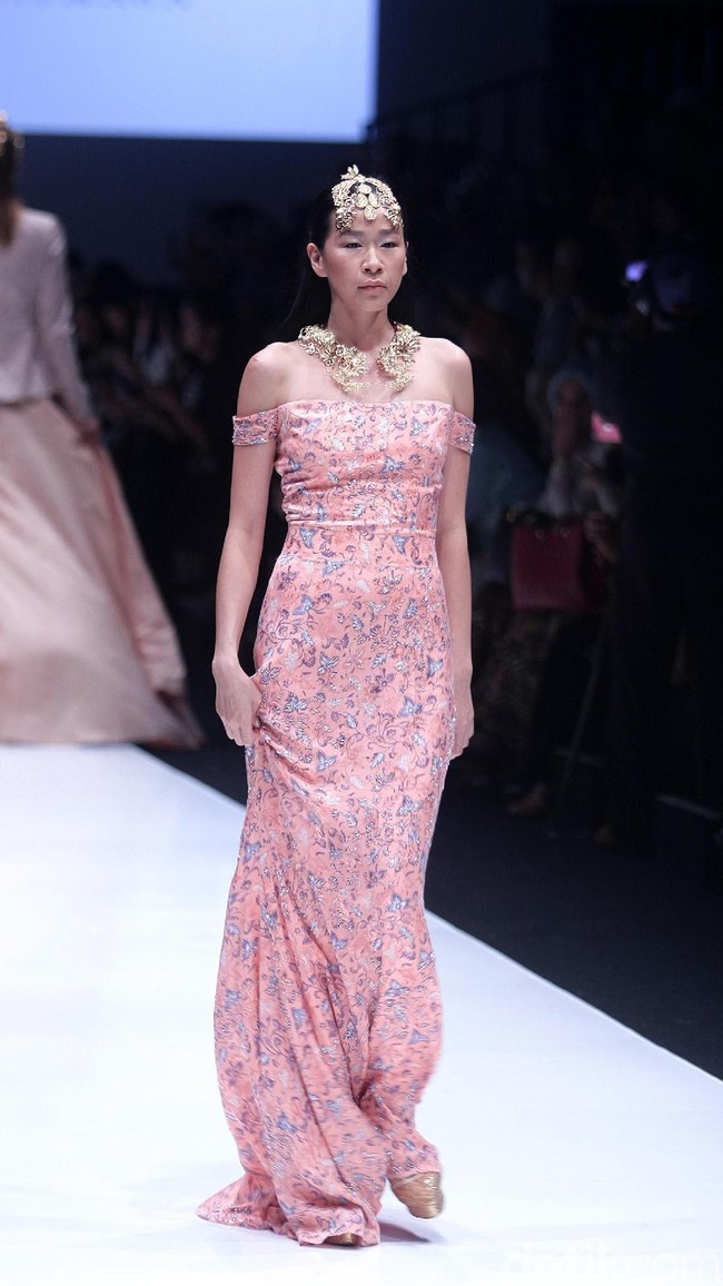 koleksi Barli Asmara yang menampilkan keindahan batik Jambi dengan mengusung tema Jambi Kain Negriku di Jakarta Fashion Week 2018, Senayan City, Jakarta. Senin (23/10/2017). foto: Mohammad Abduh/Wolipop