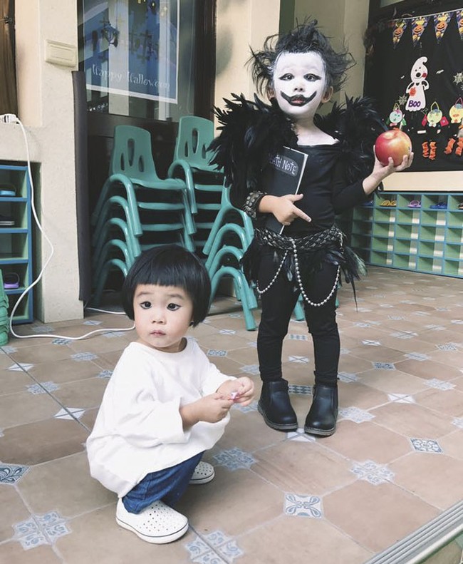 Momo tidak sendiri. Dia mengajak adiknya Miemie untuk ikut berpartisipasi pada Halloween tahun ini. Si kecil Miemie menjadi detektif L; yang juga berasal dari anime Death Note. Foto: Dok. Facebook