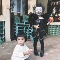 Momo tidak sendiri. Dia mengajak adiknya Miemie untuk ikut berpartisipasi pada Halloween tahun ini. Si kecil Miemie menjadi detektif L; yang juga berasal dari anime Death Note. Foto: Dok. Facebook